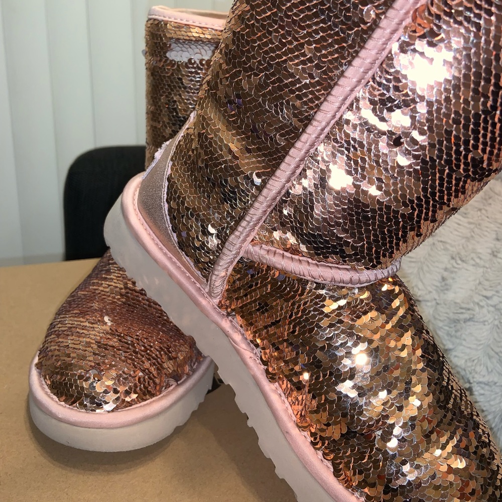 WOMENS UGG CLASSIC SHORT SEQUIN BOOT